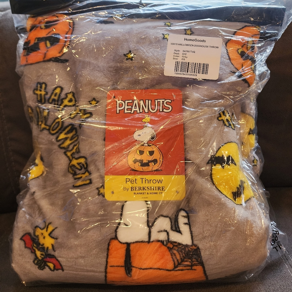 NWT PEANUTS Berkshire 50x70 Halloween Snoopy Doghouse Printed Gray Pet Throw